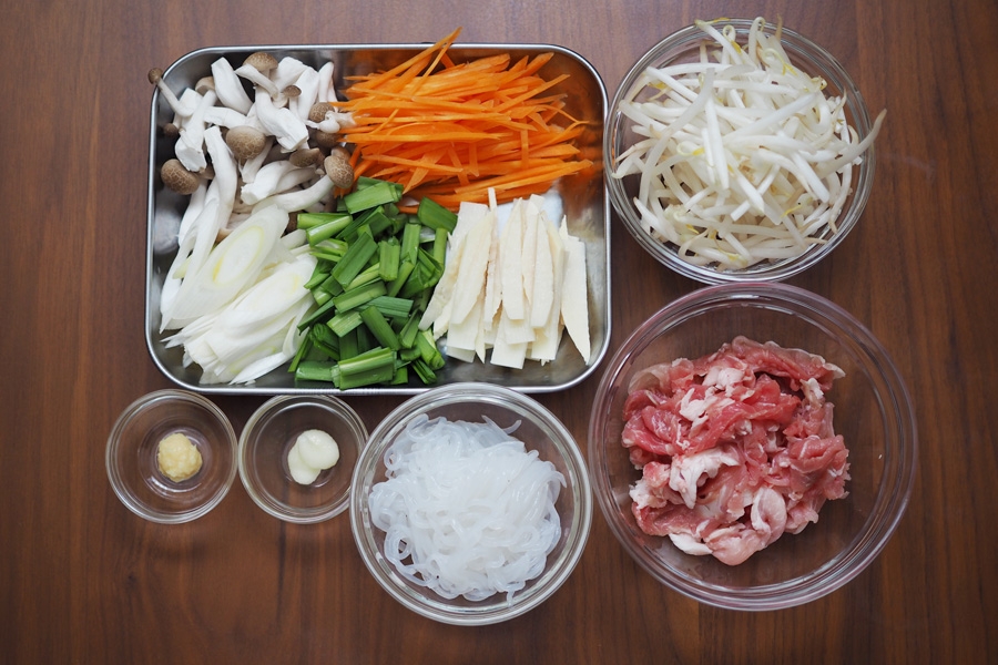 材料(2人分)
・豚肉(赤身)…80g
・塩、酒(お肉の下味用)…少々
・しらたき…1袋
・もやし…100g
・たけのこ水煮…50g(細切り)
・しめじ…50g(石づきをとってほぐす)
・長ネギ…50g(斜め薄切り)
・にんじん…30g(千切り)
・にら…30g(2cmに切る)
・しょうが…少々(みじん切りorチューブでもOK)
・にんにく…少々(みじん切りorチューブでもOK)
・鶏ガラスープの素…小さじ2
・みりん…小さじ2
・塩、コショウ…少々
・白いりごま…小さじ1
・ごま油…小さじ1/2