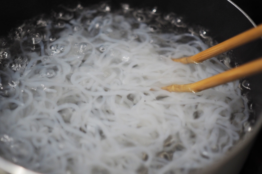 2. 鍋に湯を沸かし、沸騰したらしらたきを入れて1分茹でる。ざるにあけ、食べやすい長さに切る。